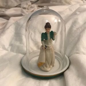 Mini mrs Albee doll with plate and cover Avon